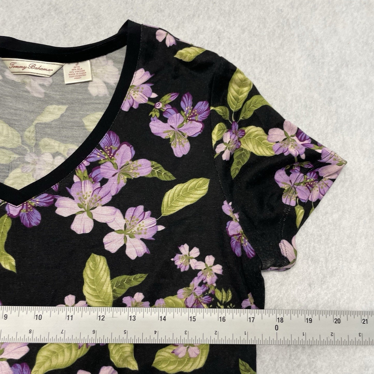 Tommy Bahama Women’s V-Neck Short Sleeve Shirt Floral Medium